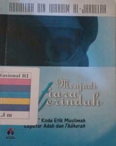 Menjadi mutiara terindah : fikih kode etik muslimah seputar adab dan thaharah 